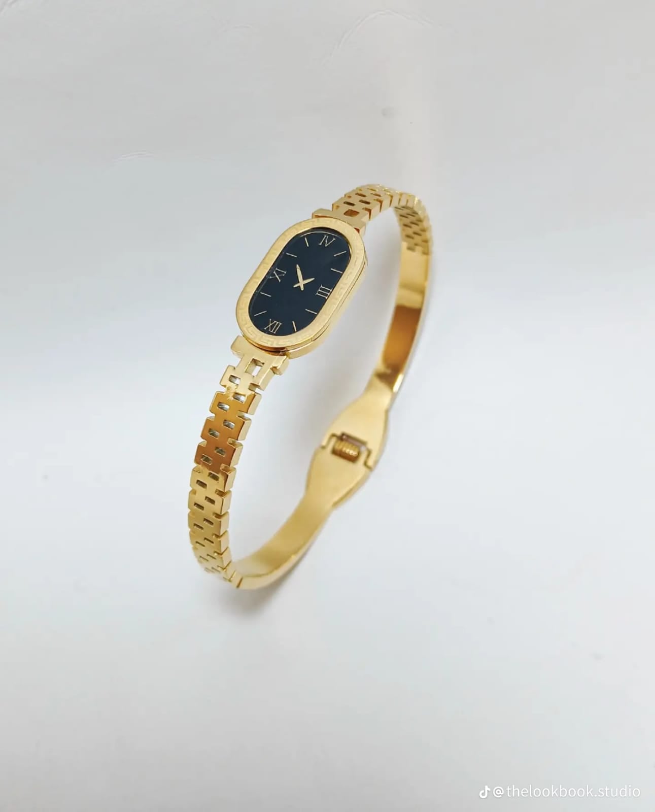 ✨ Luxury Bracelet Watch (Handcuff Style)