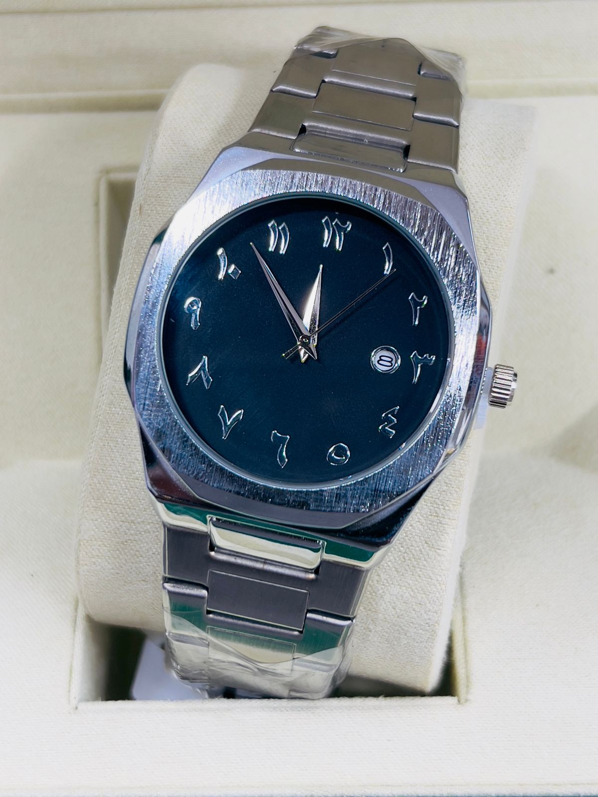 ⌚ Aura Stainless Steel Watch – Style That Reflects You